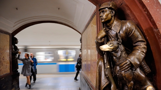 Scendere giù nella metropolitana di Mosca - In Russia con Max